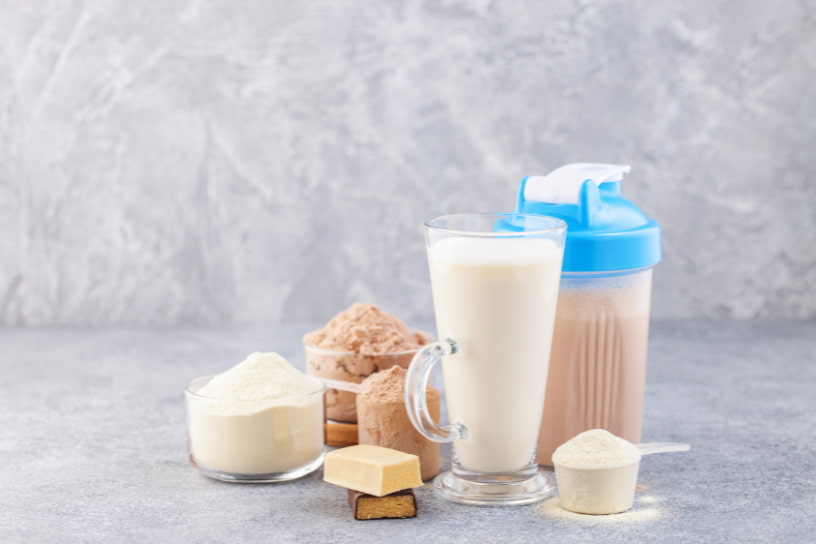 barre à la whey avec un shaker et un verre de lait